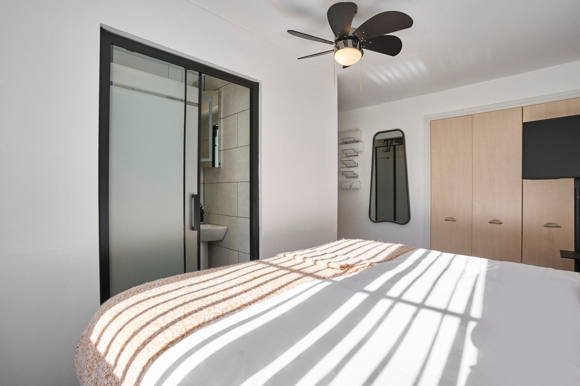 4 habitaciones, tabla de planchar con plancha, wifi y ropa de cama 