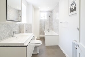 Een douche, handdoeken