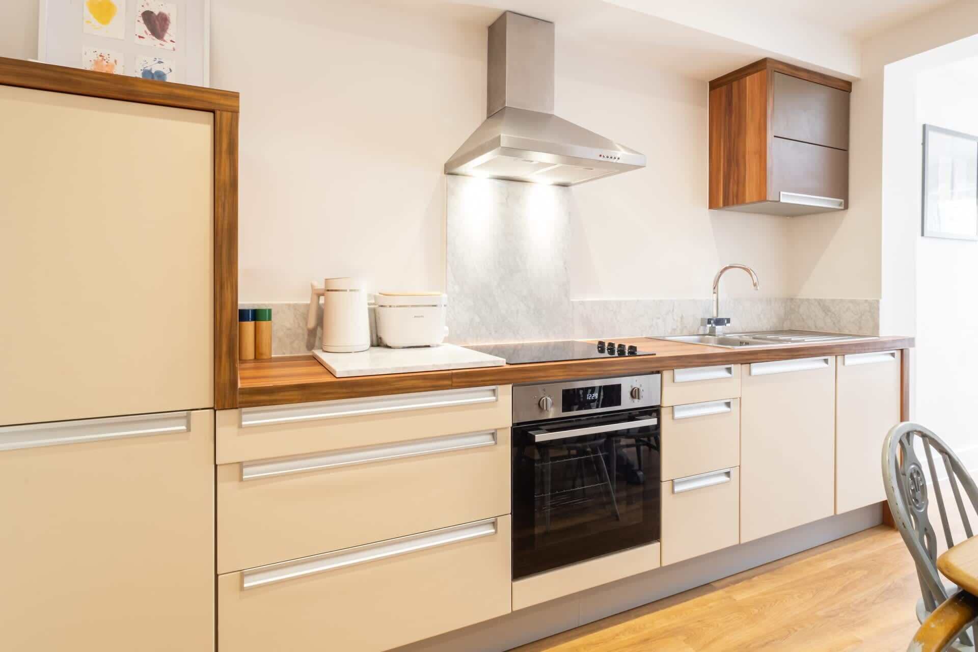 Coffee/tea maker, fridge, microwave, oven