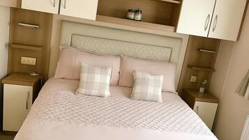 2 kamar tidur, setrika/meja setrika, Wi-Fi gratis, dan seprai linen