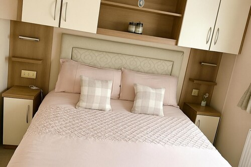 Heysham Lakeside Lodge - Tranquil Getaway