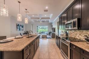 Refrigerador, microondas, horno, placa de cocina