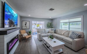 Smart TV, fireplace - Relax & Play! Putting Green + Heated Pool + Spa (Naples)