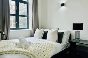 3 habitaciones, tabla de planchar con plancha, wifi y ropa de cama 