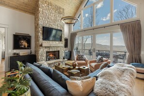 Smart TV, fireplace - Biggie's Retreat - Long Range Views in Chinquapin Community, Glenville NC (Glenville)