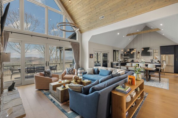 Smart TV, fireplace - Biggie's Retreat - Long Range Views in Chinquapin Community, Glenville NC (Glenville)