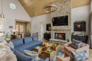 Smart TV y chimenea 
