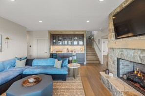 Smart TV, fireplace - Biggie's Retreat: Gorgeous Double-Decked Mtn Views w Gas Fireplace | Chinquapin (Glenville)