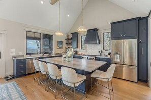 Fridge, microwave, oven, stovetop - Biggie's Retreat - Long Range Views in Chinquapin Community, Glenville NC (Glenville)