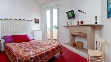 Lejlighed | 1 soveværelse, dundyner, pengeskab på værelset, gratis Wi-Fi