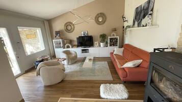 Télévision, lecteur de DVD, livres, médiathÚque