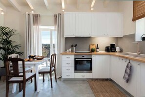 Fridge, coffee/tea maker, cookware/dishes/utensils