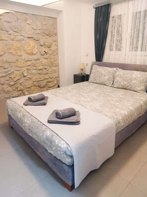 1 bedroom, desk, iron/ironing board, WiFi