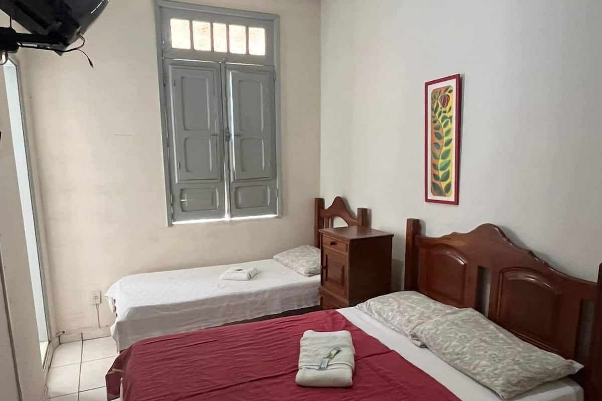 Habitación triple básica | Wifi gratis y ropa de cama