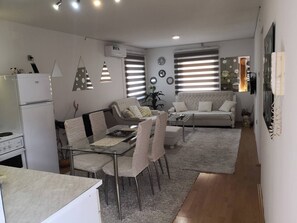 Apartment, 1 Bedroom, Balcony, City View | Dining room