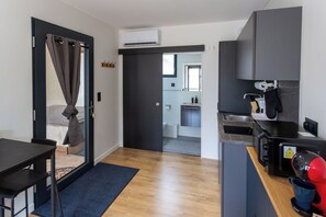 Fridge, microwave, oven, stovetop - Chez LilYves Fully-equipped, cosy Tiny House in a quiet location close to forest and walks (Bouray-sur-Juine)