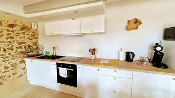 Een koelkast, een microgolfoven, een oven, een vaatwasser