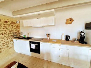 Een koelkast, een microgolfoven, een oven, een vaatwasser