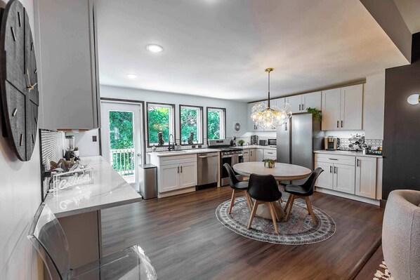 Frigorífic, microones, forn i placa de cuina