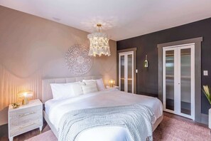 3 habitaciones, escritorio y tabla de planchar con plancha 