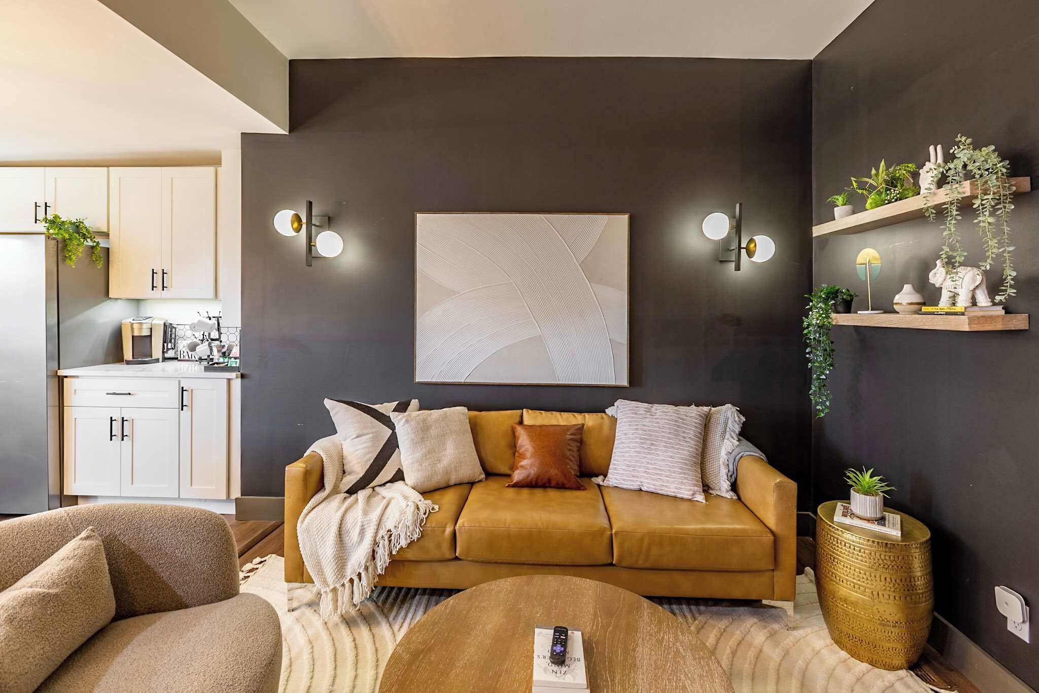 Televisión, libros y oficina 