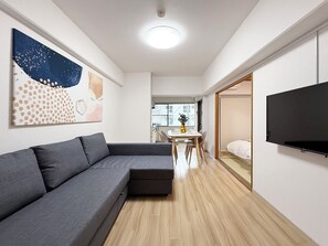 Apartamento família, para não fumantes | Área de estar | Smart TV 50 polegadas com canais a cabo