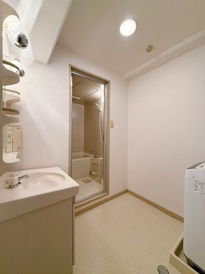 Appartement familial, non-fumeur | Salle de bain | Pantoufles