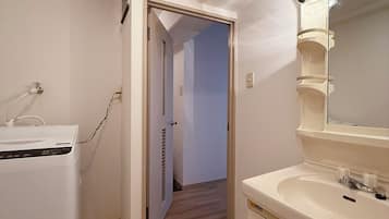 Családi apartman, nemdohányzó | Fürdőszoba | Papucsok