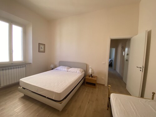 THREE-ROOM APARTMENT SLEEPS 5 IN THE NEW TOWN AREA