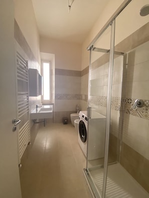 Shower, hair dryer - THREE-ROOM APARTMENT SLEEPS 5 IN THE NEW TOWN AREA (San Vincenzo)