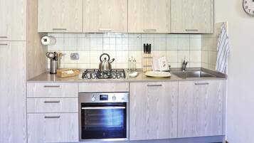 Frigorifero, forno, lavastoviglie, seggiolone