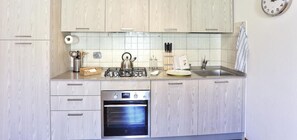 Refrigerador, horno, lavavajillas y periquera 