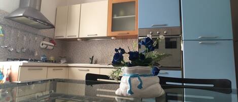 ثلاجة، فرن، غسالة أطباق