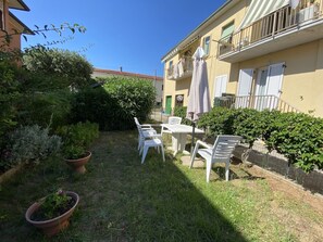 Outdoor dining - THREE-ROOM APARTMENT, SLEEPS 5, COOP AREA (San Vincenzo)