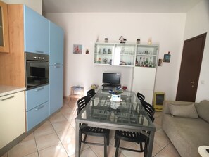 Interior - THREE-ROOM APARTMENT, SLEEPS 5, COOP AREA (San Vincenzo)