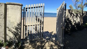 En port ud til stranden med havudsigt.