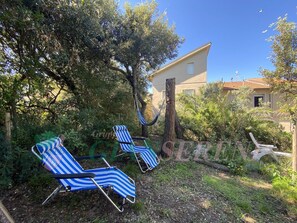 Property grounds - Villa Papini, seafront with 3 apartments and garden (San Vincenzo)