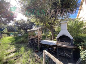 Property grounds - Villa Papini, seafront with 3 apartments and garden (San Vincenzo)