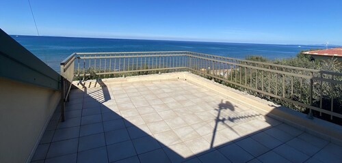 Villa Papini, seafront with 3 apartments and garden