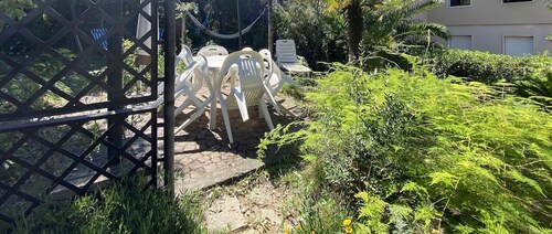 Villa Papini, seafront with 3 apartments and garden