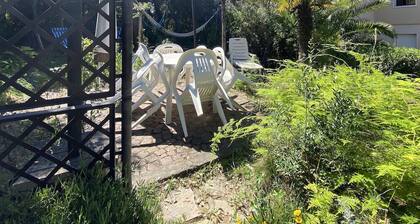 Villa Papini, seafront with 3 apartments and garden