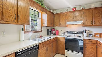 Coffee/tea maker, fridge, microwave, stovetop