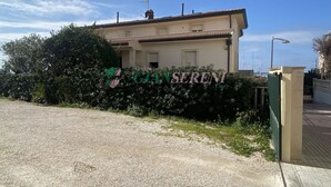 A building with a sign that reads "GIANTSERENI."