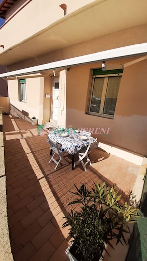 Outdoor dining - Via Biserno, Post Office and Coop area (San Vincenzo)