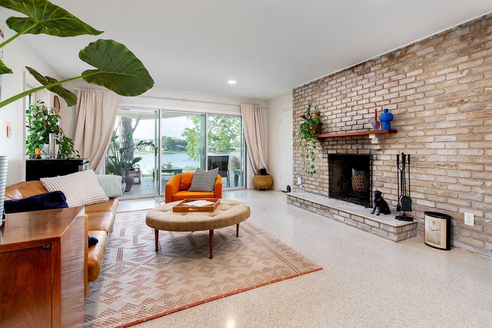 Smart-tv, een open haard, videospelletjes en een tafeltennistafel