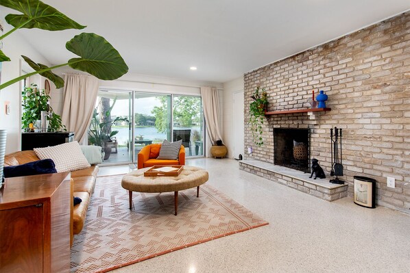 Smart-TV, Kamin, Videospiele, Tischtennisplatte