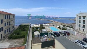 A coastal hotel with a swimming pool, beach access, and a view of the sea. - Seafront building with private parking space (San Vincenzo)