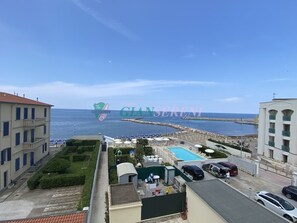 Pool - Seafront building with private parking space (San Vincenzo)