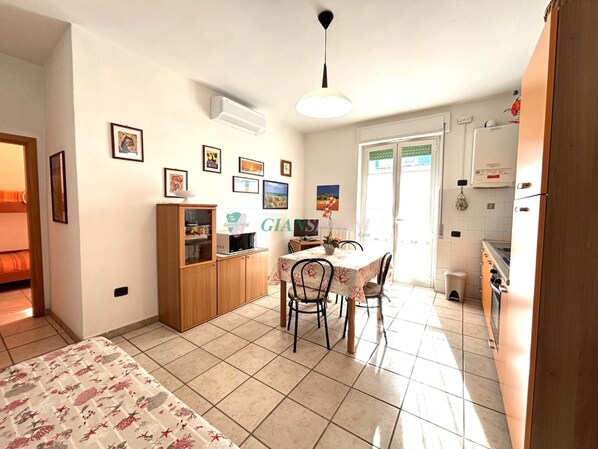 1 chambre, fer et planche Ă repasser