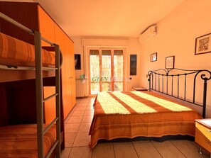 1 chambre, fer et planche Ă repasser